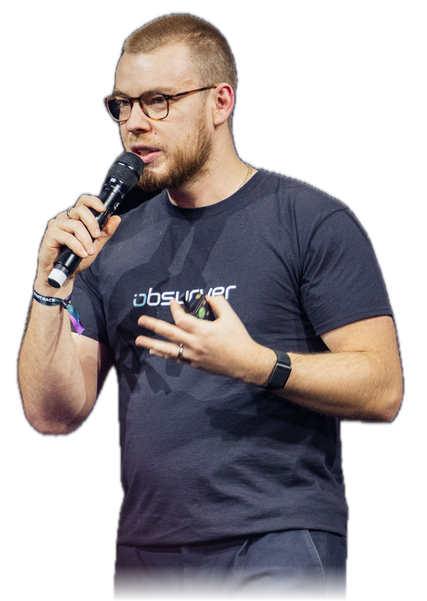Fabian Schmidt bei einem Vortrag, mit Mikrofon